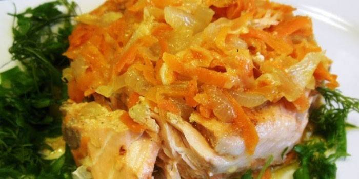 Pieczony filet rybny pod warzywami
