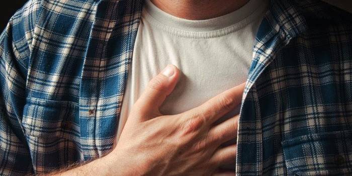 Dolor en el área del corazón en un hombre.