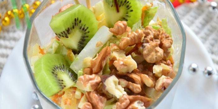 Salada com Kiwi, nozes, frango e queijo