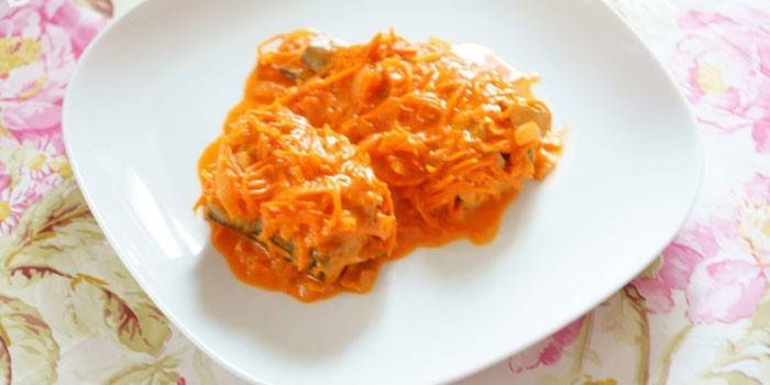  Pedaços de peixe sob marinada de cenoura e cebola