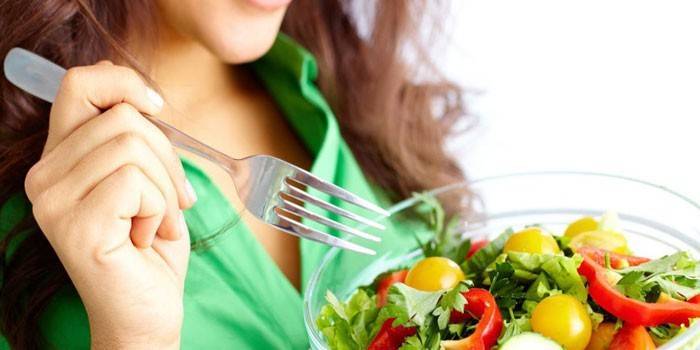 Niña comiendo ensalada