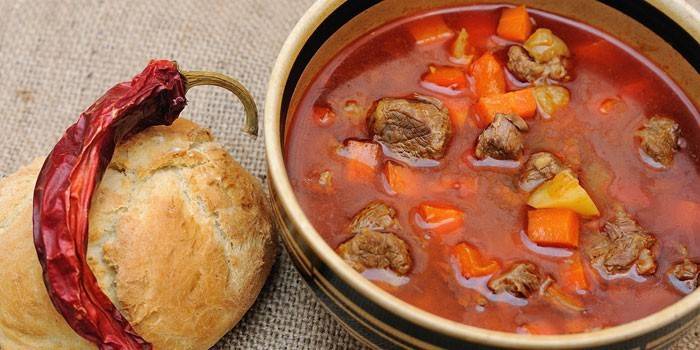 Goulash em uma tigela