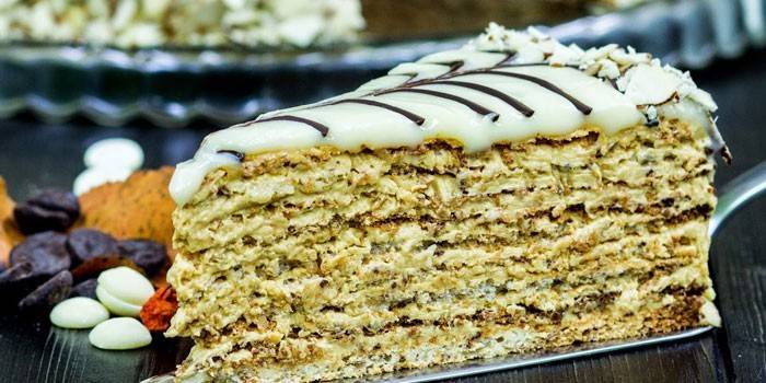 Plasterek Esterhazy Cake z Orzechami Włoskimi