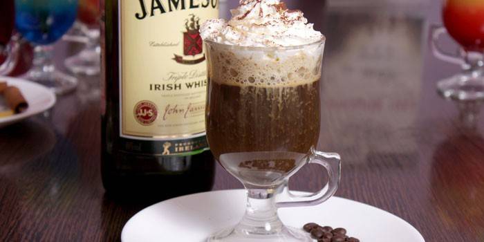 Kawa po irlandzku z whisky i śmietaną w szklance