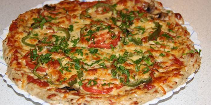 Pizza sin masa sobre el pollo picado