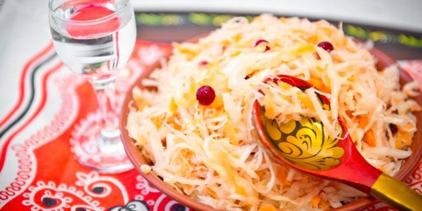 Sałatka Z Kiszonej Kapusty Z Jabłkiem