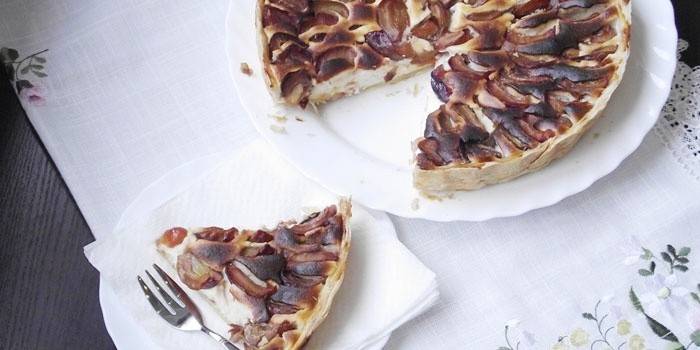 Tarta de cuajada de ciruela en un plato