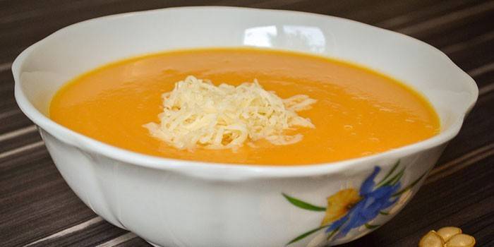 Purê de abóbora com queijo em um prato