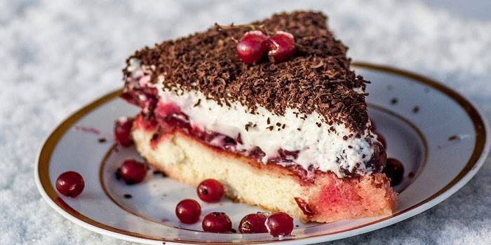 Plátok domáceho koláča Opitá čerešňa s mascarpone smotanou