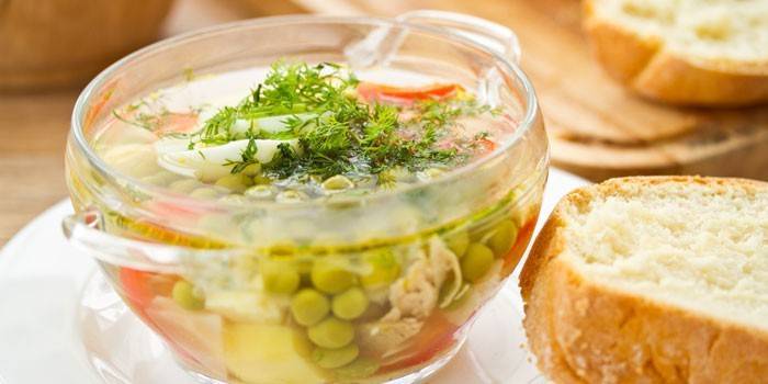 Sopa de legumes com ervilhas verdes e um carretel