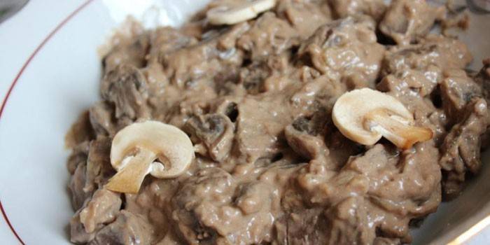 Hígado con champiñones en salsa cremosa