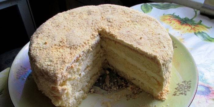 Cortar el pastel casero de Rafaello
