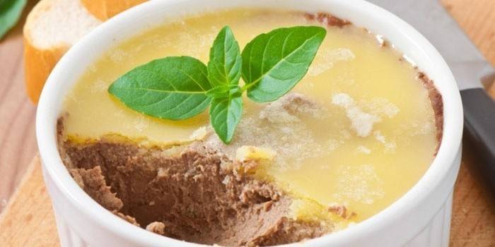 Pasta de fígado pronto sob um chapéu de manteiga