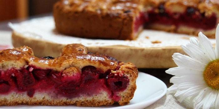 Torta de cereja com creme de leite
