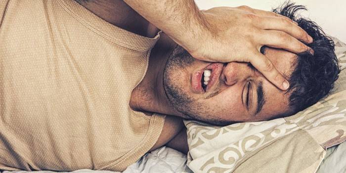 El hombre yace en la cama
