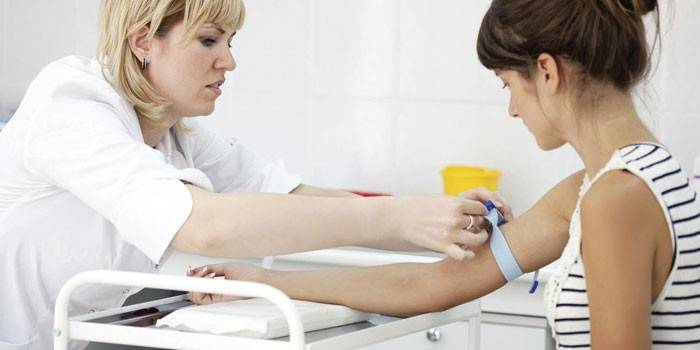 Menina dá sangue de uma veia