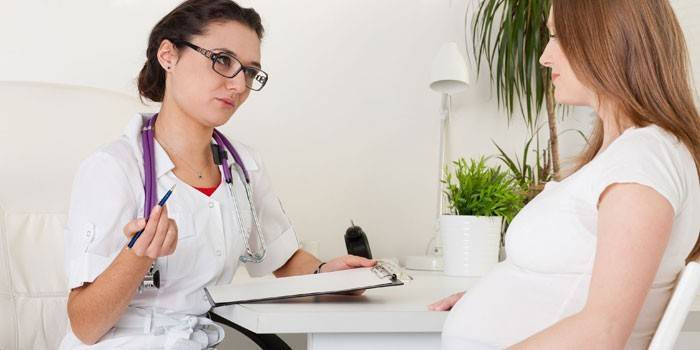 Mujer embarazada en la cita del doctor