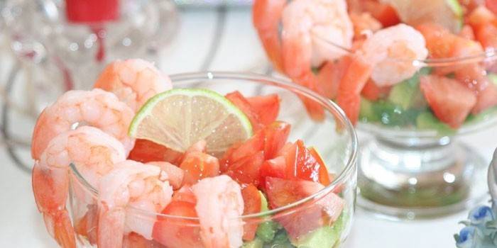 Ensalada de camarones con cóctel de camarones