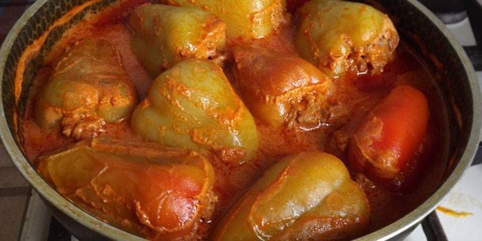 Pimenta recheada com arroz e carne picada em molho de tomate