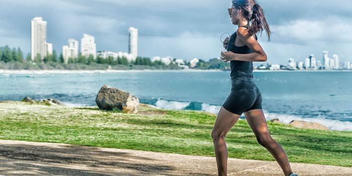 Niña corre a lo largo de la costa