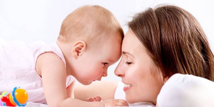 Bebê com a mãe