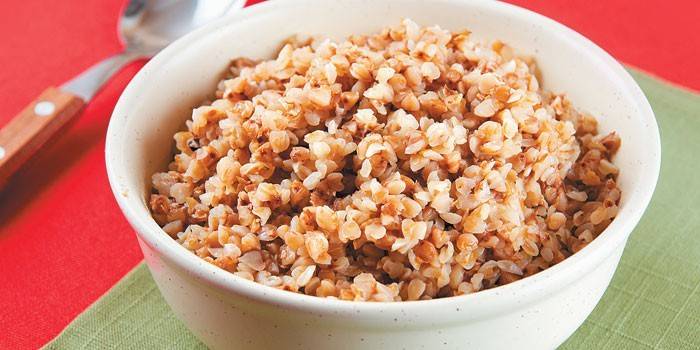 Gachas de trigo sarraceno en un plato
