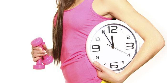 Chica con reloj y pesa
