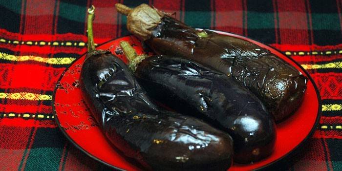 Berenjenas enteras al horno en un plato