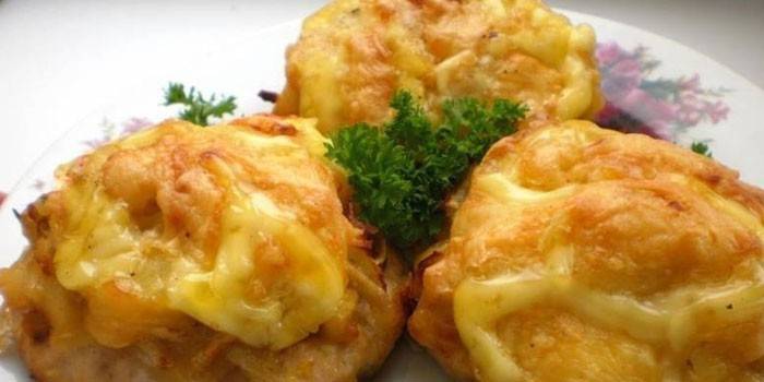 Carne picada recheada com cobertura de queijo