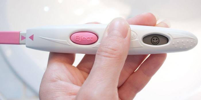 Teste de ovulação nas mãos de uma mulher