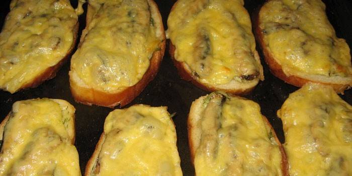 Sandwiches calientes con espadines en una bandeja para hornear