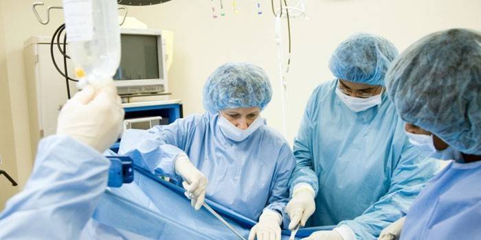 Los doctores realizan una operación