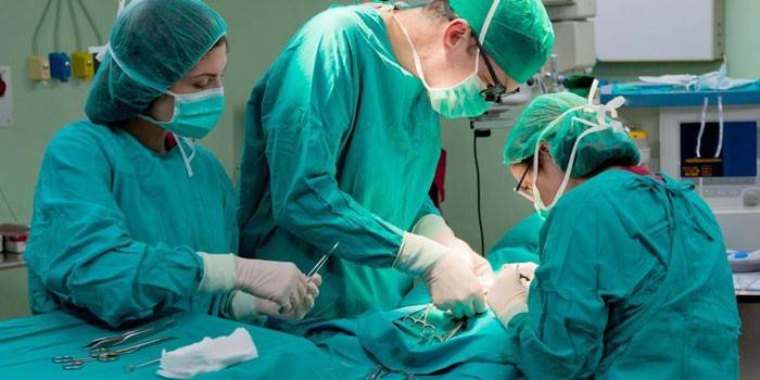 Doctores en la operación