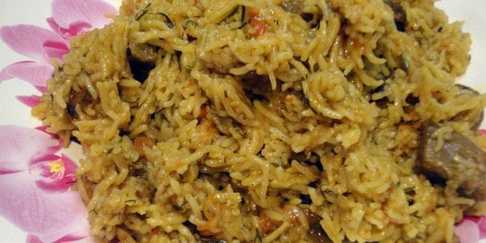 Pilaf de carne com arroz basmati em um prato