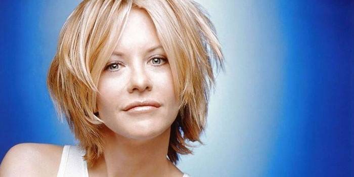 Corte de cabello en cascada en una mujer