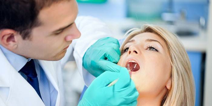Dziewczyna u dentysty