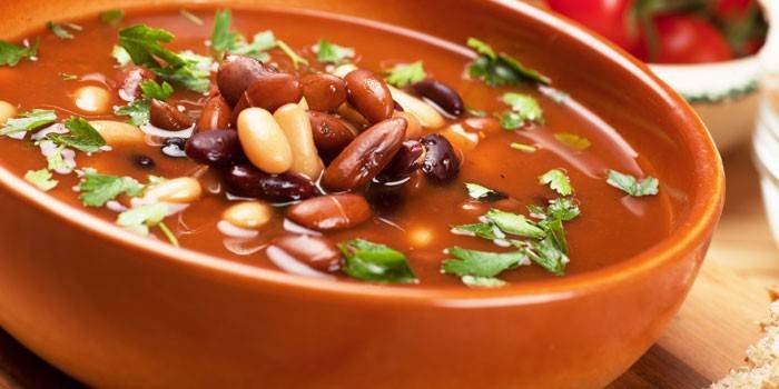 Sopa de frijoles en un plato