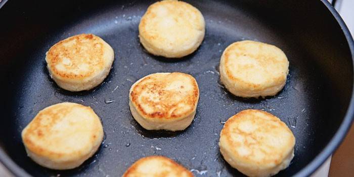 Tartas de queso en una sartén