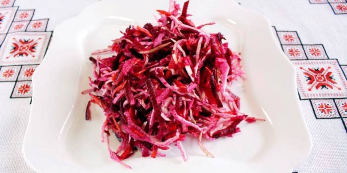 Ensalada de col y batido de remolacha