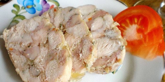 Tres trozos de rollo de carne de pollo con gelatina