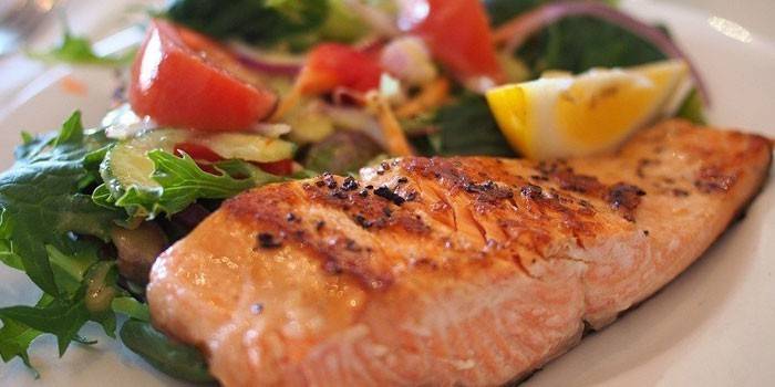 Filete de salmón coho al horno con ensalada