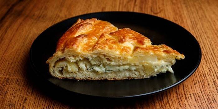 Rebanada de pastel de papa con queso