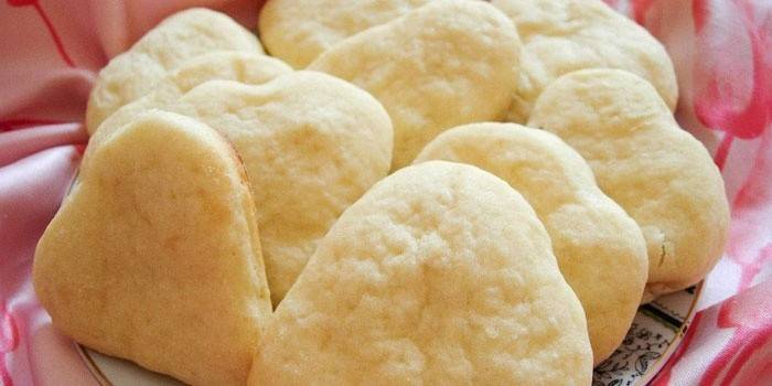 De creme azedo e queijo cottage em forma de coração