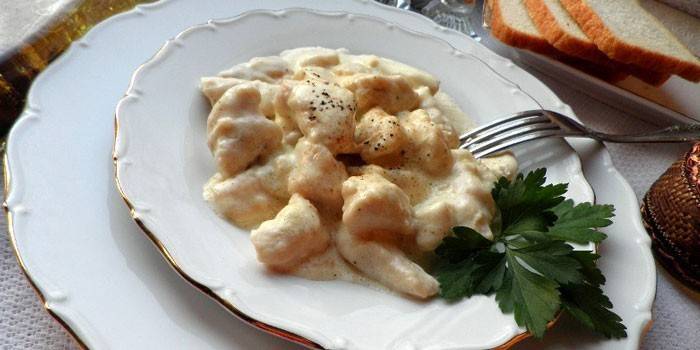 Klasyczny smażony kurczak w kremowym sosie