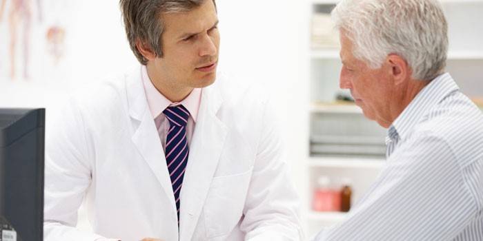 O médico diz ao homem as regras para fazer exercícios