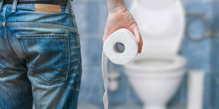 El hombre sostiene un rollo de papel higiénico
