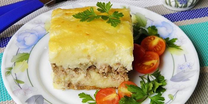 Un trozo de cazuela en un plato