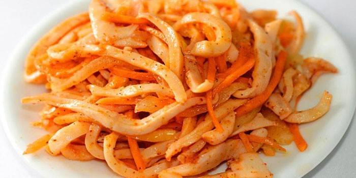 Calamares fritos con zanahorias y cebollas coreanas