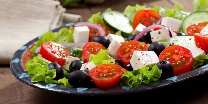 Salada grega clássica em um prato