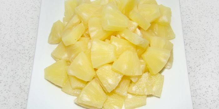 Ananas w puszkach pokrojony w kostkę